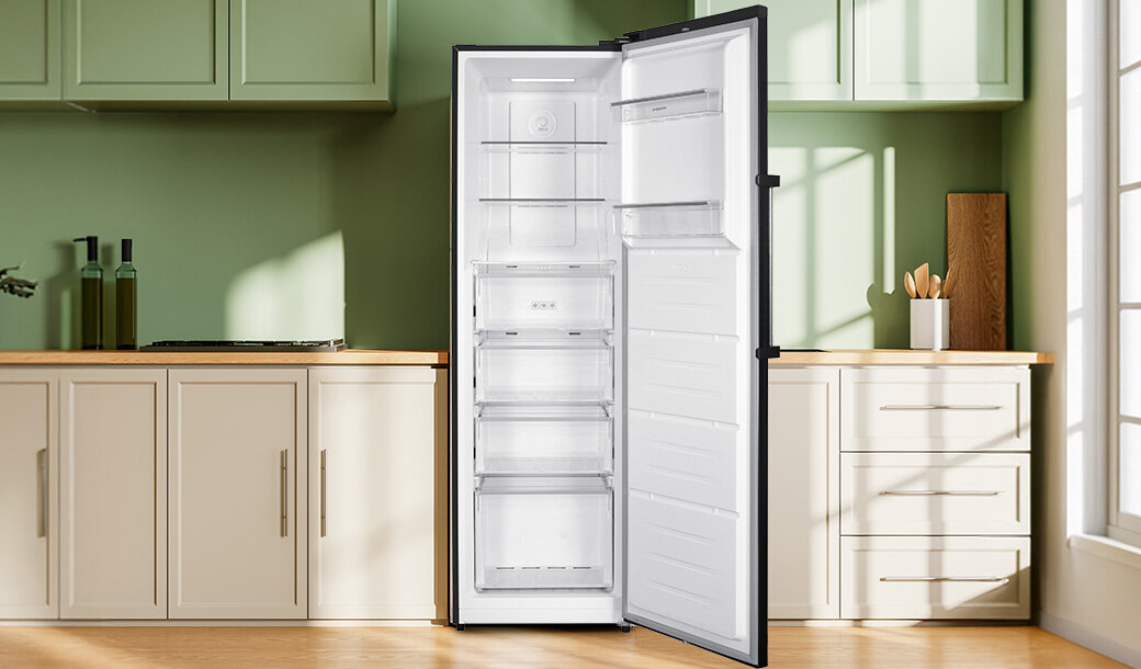 Otwarta zamrażarka szufladowa MPM-304-ZF-18/D w kuchennej zabudowie.