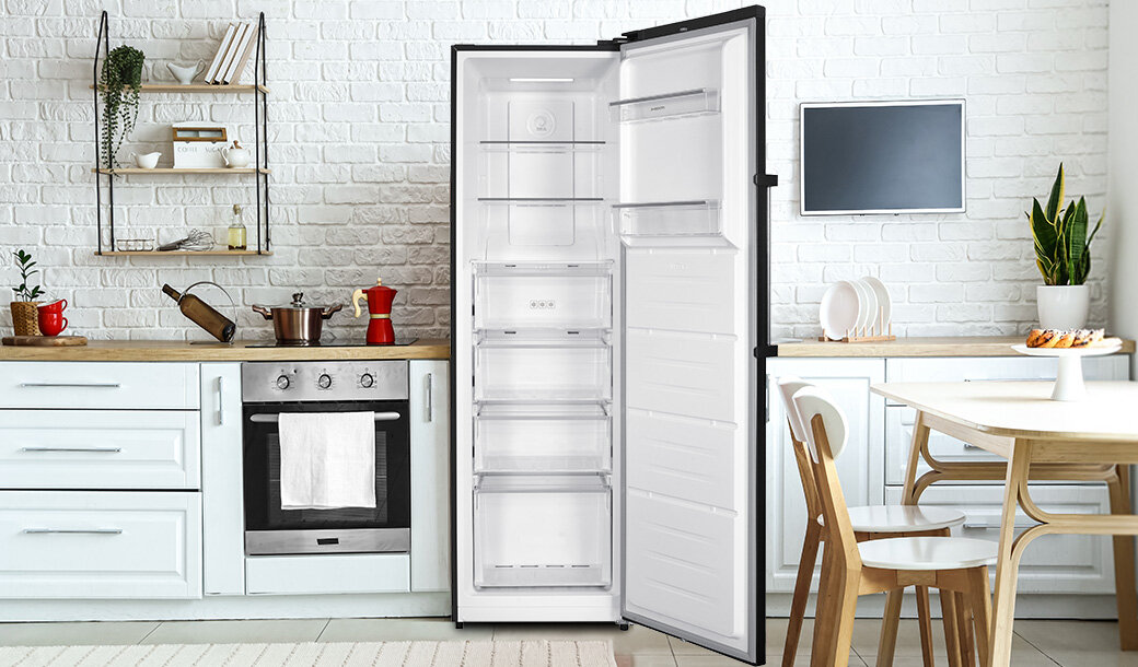 Otwarta zamrażarka szufladowa MPM-304-ZF-18/D w jasnej zabudowie kuchennej.