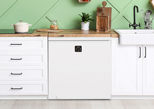 Zamrażarka skrzyniowa MPM-201-SK-17 w jasnej zabudowie kuchennej.