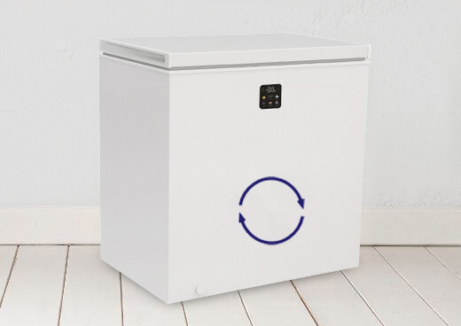 Zamrażarka skrzyniowa MPM-201-SK-17 stojąca na białej podłodze