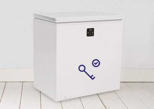 Zamrażarka skrzyniowa MPM-201-SK-17 stojąca na białej podłodze z ikoną klucza.