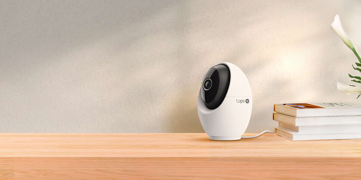 Kamera TP-LINK Tapo C260 Wewnętrzna, Wi-Fi, Kamera obrotowa, Monitoring, dom, kontrola, bezpieczeństwo, Estetyczna kamera na biurku obok książek.