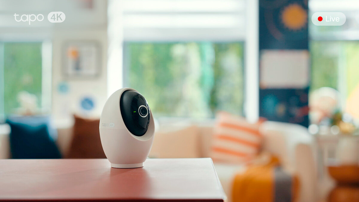 Kamera TP-LINK Tapo C260 Wewnętrzna, Wi-Fi, Kamera obrotowa, 4K, AI, obraz, analiza, Kamera do monitoringu domowego w jasnym salonie.
