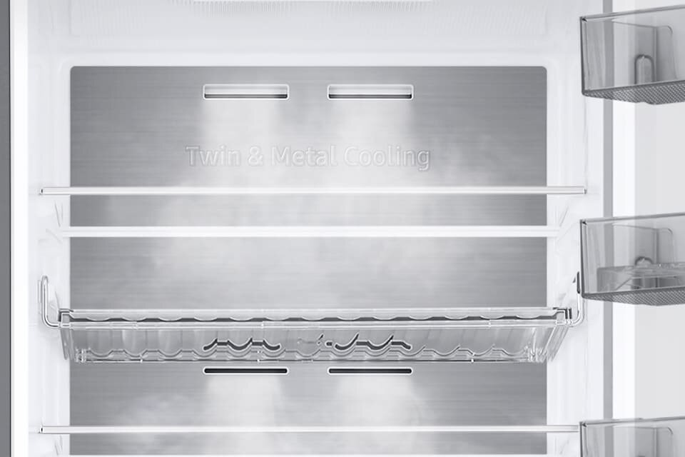 metalowe wykończenie tylnej ścianki lodówki