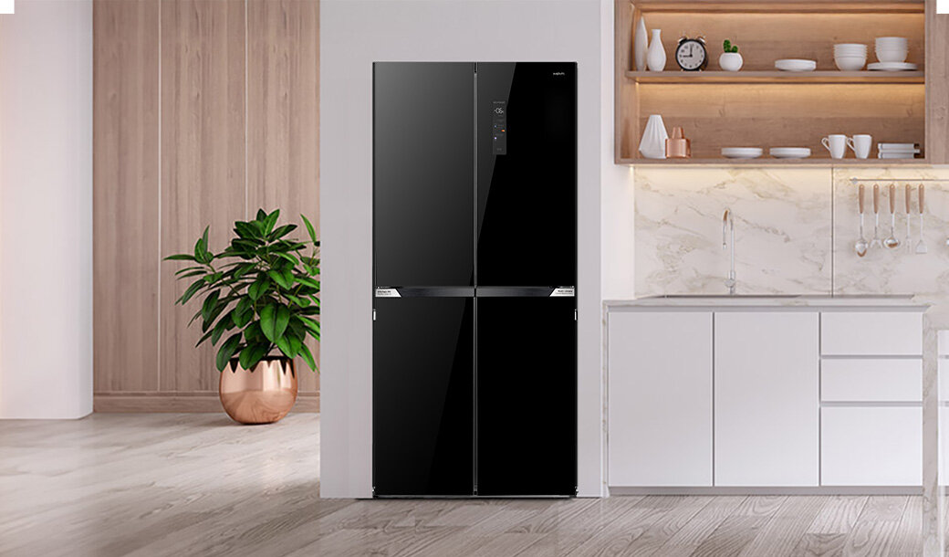 Lodówka Multidoor Slot-In MPM-503-SSI-13/D  w jasnej zabudowie kuchennej.