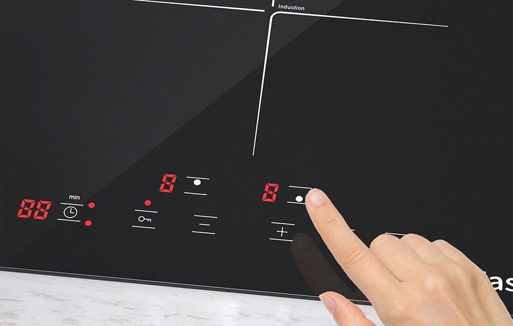 Płyta indukcyjna ISEASY LI2V-15 Palec wybiera ustawienie na panelu dotykowym płyty indukcyjnej, gdzie świecą czerwone cyfry i ikony funkcji. Zbliżenie uwydatnia precyzję regulacji mocy 9 poziomów mocy funkcja Booster