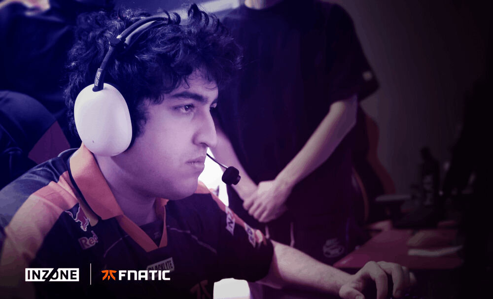 Słuchawki SONY Inzone H9 II dostrojone przez Fnatic z przetwornikami 30 mm i mocnym basem, osoba z założonymi słuchawkami grająca w grę