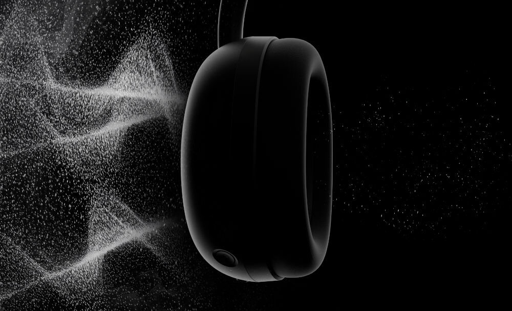 Słuchawki SONY Inzone H9 II z podwójnymi mikrofonami i redukcją hałasu AI, nausznik przez który przechodzi dźwięk na czarnym tle