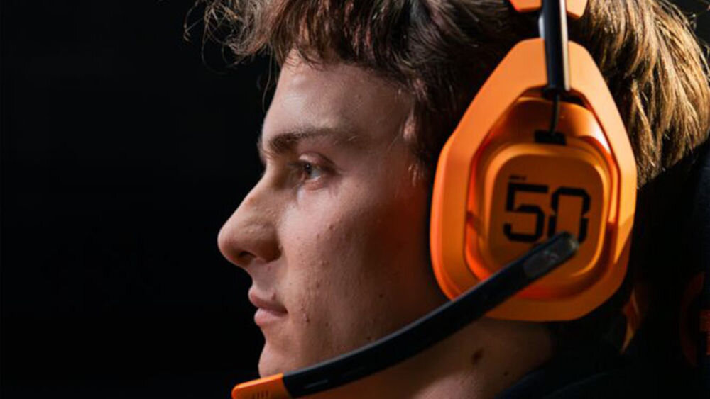 Słuchawki LOGITECH A50X McLaren Racing Edition membrany PRO-G GRAPHENE precyzyjny dźwięk, osoba z założonymi słuchawkami gamingowymi
