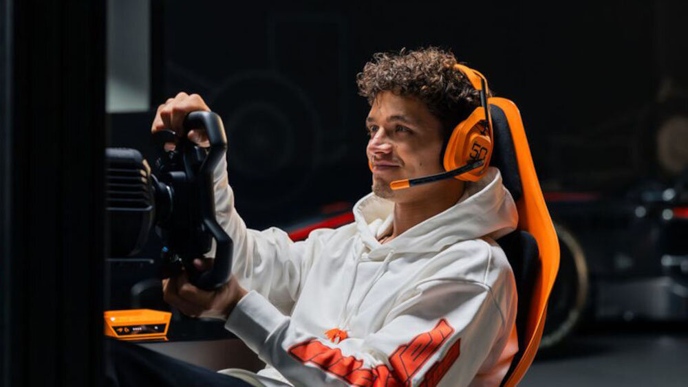 Słuchawki LOGITECH A50X McLaren Racing Edition LIGHTSPEED bezprzewodowe połączenie, osoba z założonymi słuchawkami gamingowymi