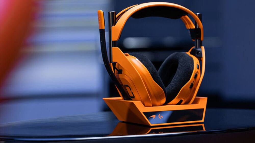 Słuchawki LOGITECH A50X McLaren Racing Edition HDMI 2.1 4K 120Hz dźwięk 24-bitowy, sluchawki gamingowe w stacji bazowej stojące na stoliku