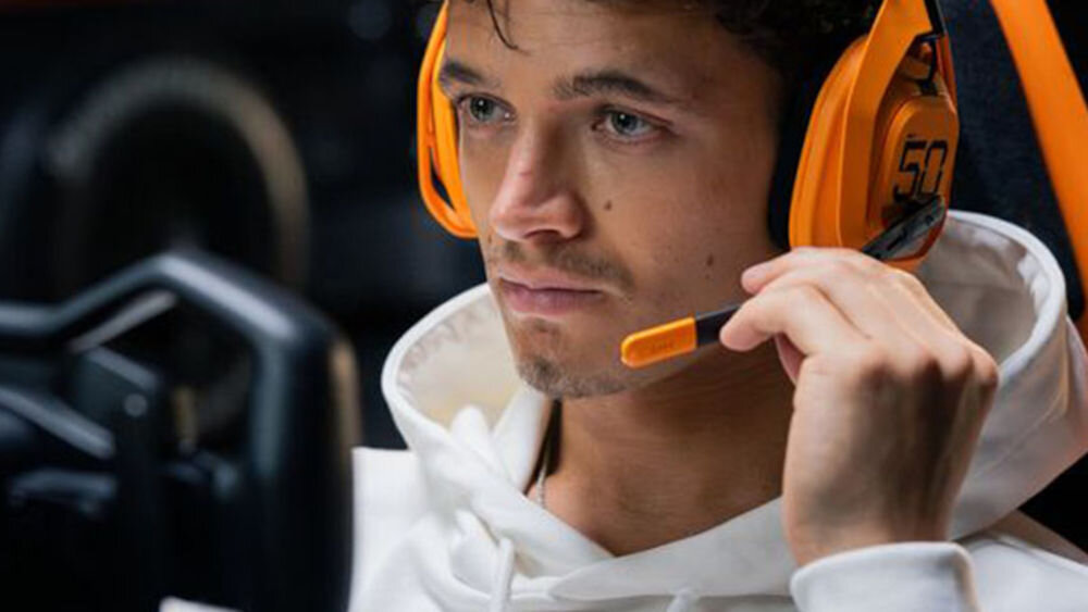 Słuchawki LOGITECH A50X McLaren Racing Edition mikrofon LIGHTSPEED 48kHz studyjna jakość, osoba z założonymi słuchawkami gamingowymi