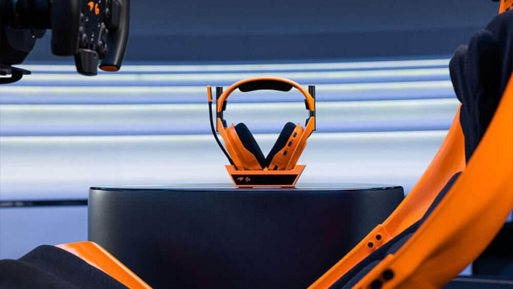 Słuchawki LOGITECH A50X McLaren Racing Edition bateria 24h magnetyczna stacja bazowa, słuchawki gamingowe w stacji bazowej na czarnym postumencie