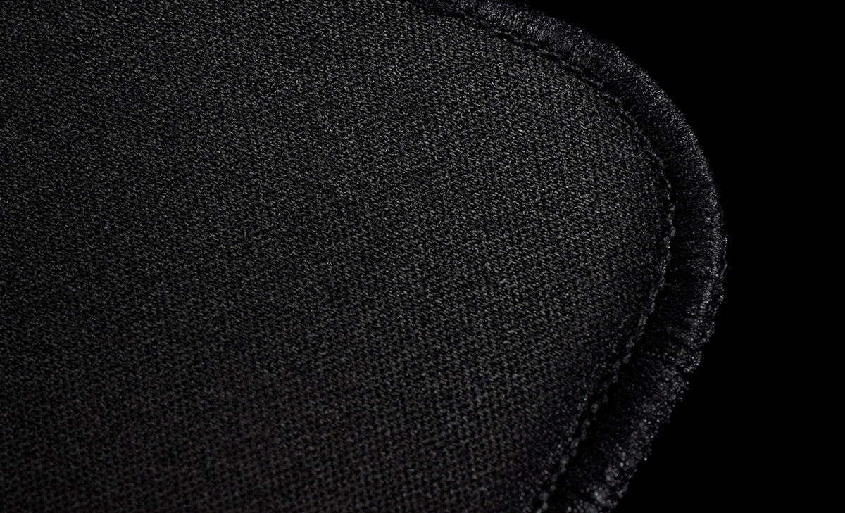 SONY Inzone Mat-F niskoprofilową, obszytą krawędź uniknąć otarć lub zaczepiania zmniejszenie ryzyka podrażnień nadgarstka zakłóceń w pracy myszy krawędź jest solidnie wzmocniona odporna na strzępienie się i pękanie - obszyte krawędzie