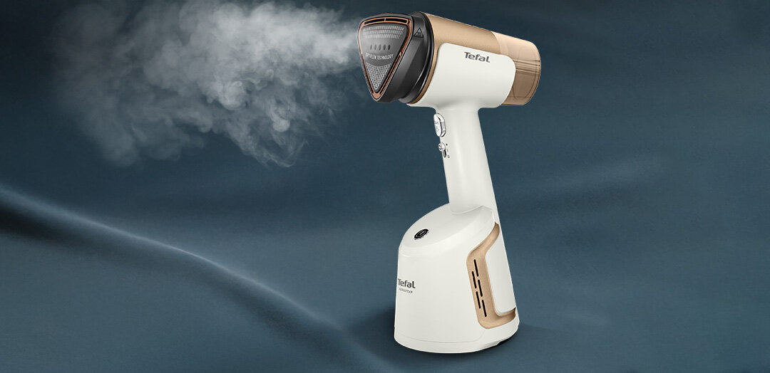 Parownica do ubrań TEFAL DT9820 generująca silny strumień pary.