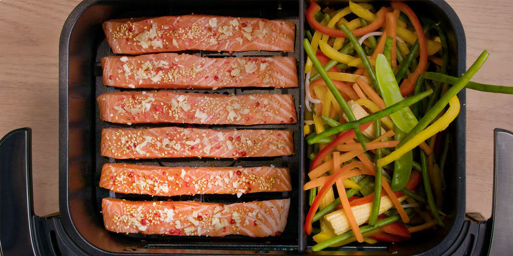 Ujęcie z góry: gotowe jedzenie w dwóch komorach frytkownicy Dual Easy Fry Flex EY922D.