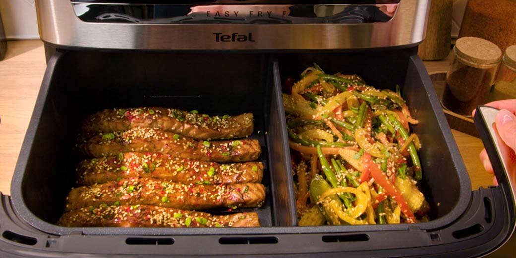 Zbliżenie na gotowe jedzenie w dwóch komorach frytkownicy Dual Easy Fry Flex EY922D.