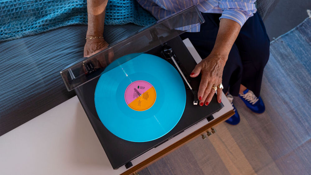 PHILIPS TAV3000B/10 gramofon materiały z recyklingu ekologiczne opakowanie, gramofon od góry  stojący na komodzie