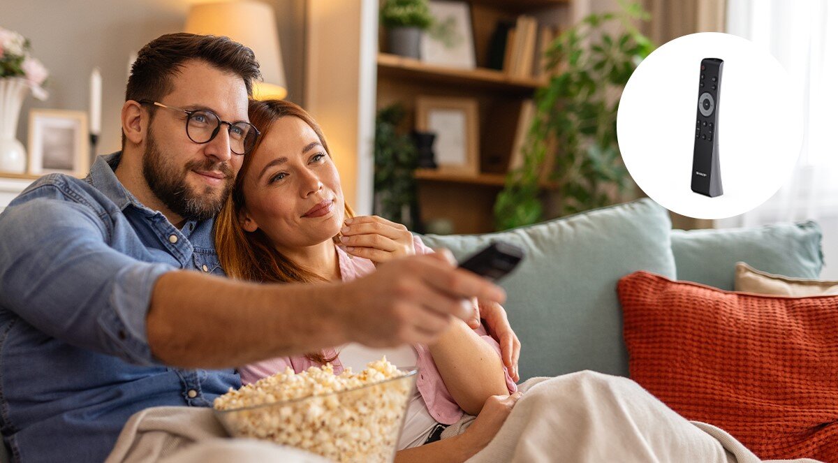 Soundbar SHARP HT-SBW312 HDMI ARC, HDMI CEC, sterowanie pilotem, wygoda, sosoby siedzące na kanapie, mężczyzna trzymający pilot w ręku