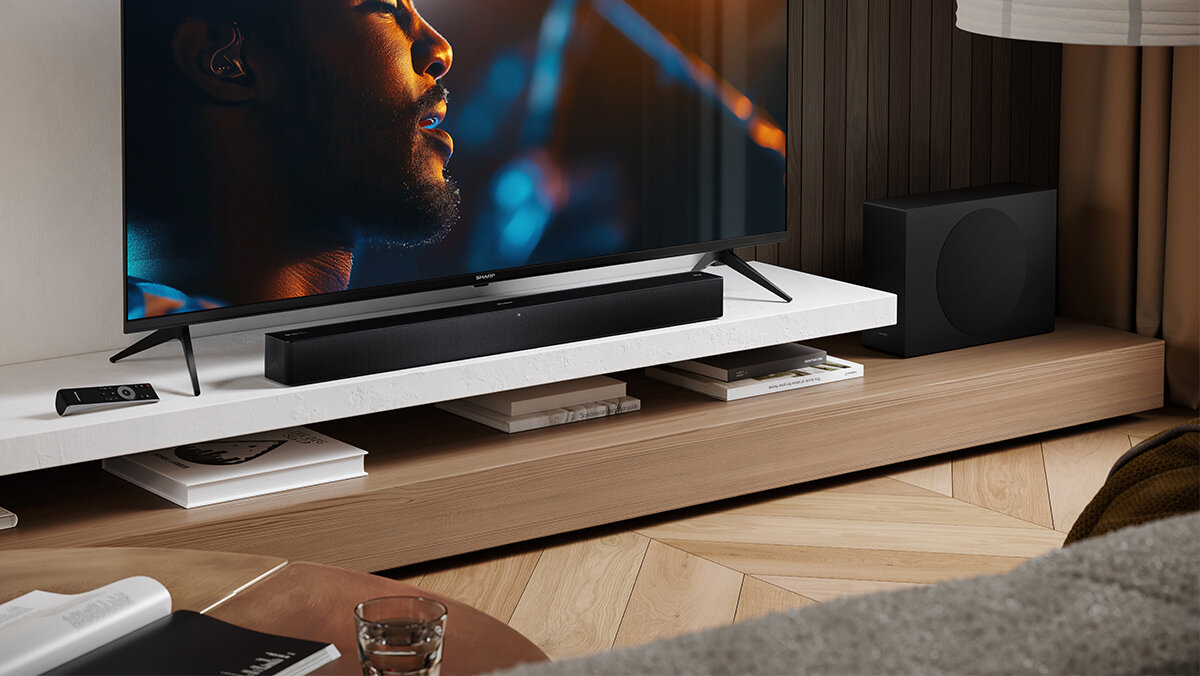 Soundbar SHARP HT-SBW312 elegancki design, montaż na szafce lub ścianie, subwoofer, głęboki bas, soundbar sotjący na szafce pod telewizorem