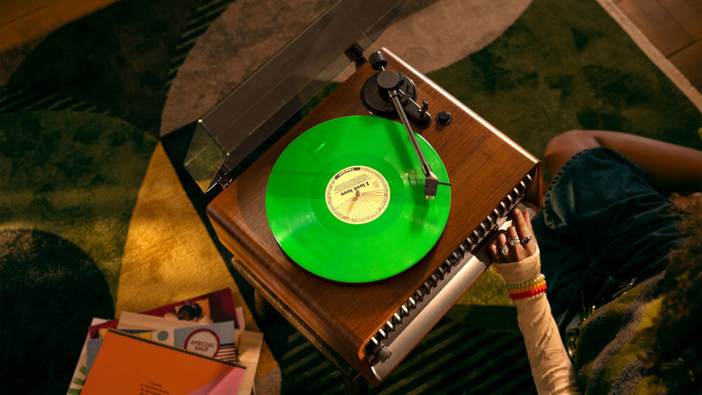 Gramofon PHILIPS TAV9000D/10 aplikacja mobilna sterowanie dźwiękiem PartyLink, gramofon od góry na drewnianym stołku