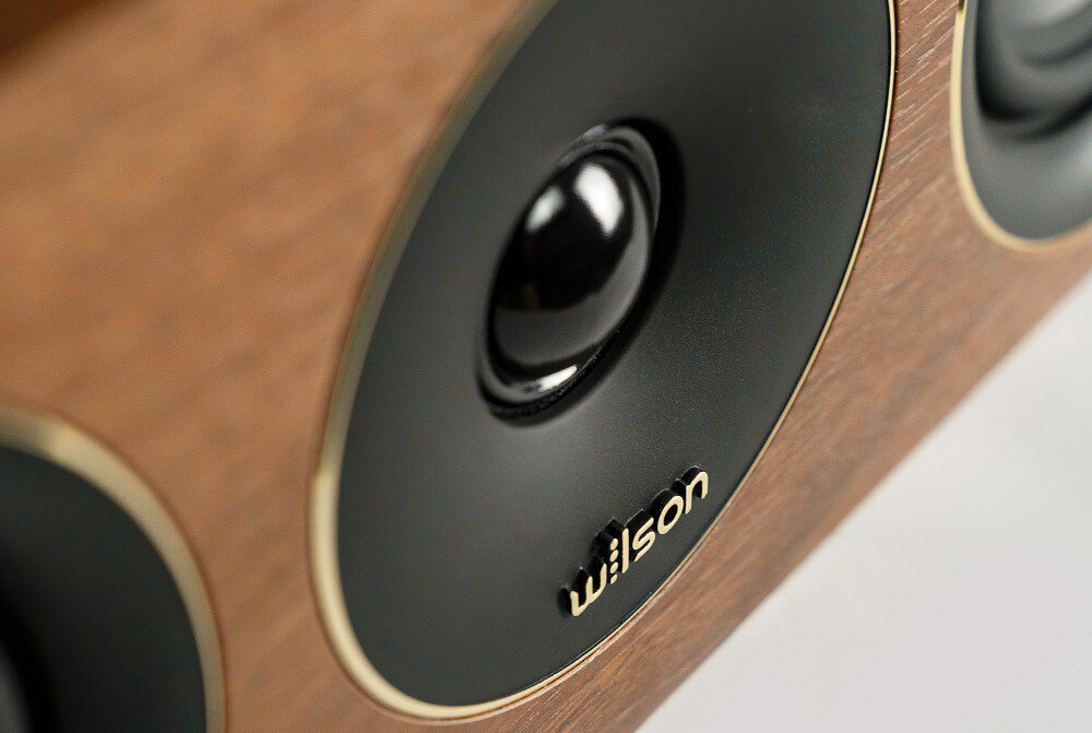 Kino domowe DENON AVR-X2800H + WILSON Scenix 5.0 Audyssey MultEQ kalibracja, kolumna stojąca na białym blacie