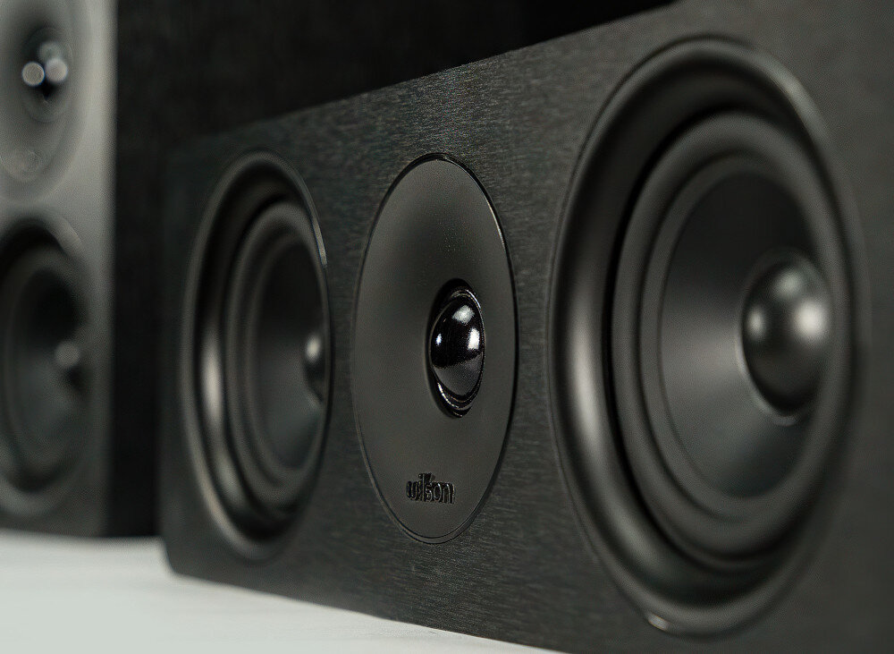 Kino domowe DENON AVR-X2800H + WILSON Scenix 5.0 Audyssey MultEQ kalibracja, kolumna stojąca na białym blacie