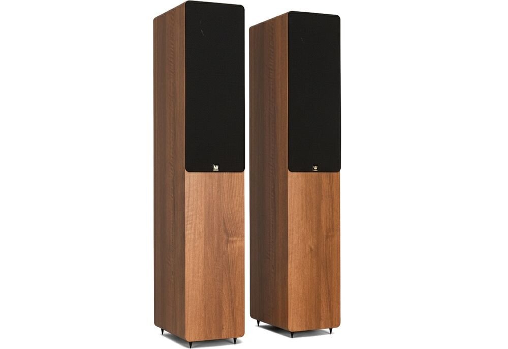 WILSON Scenix z amplitunerem DENON AVC-S670H, pasmo przenoszenia 40 Hz–20 kHz, skuteczność 90 dB, impedancja 4–8 Ω i zalecana moc wzmacniacza do 150 W, kolumny na białym tle