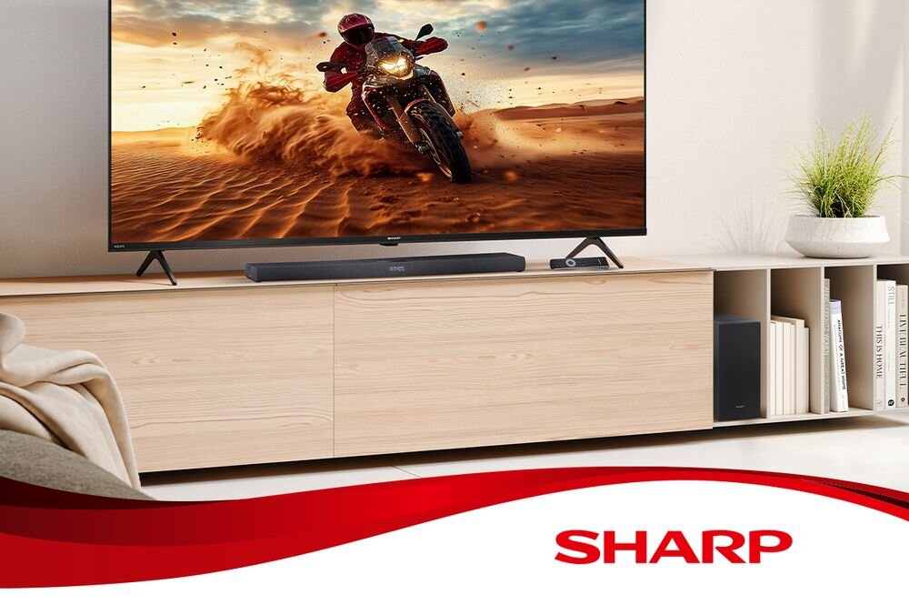Soundbar SHARP HT-SBW320 dźwięk przestrzenny 3D, immersja, kino domowe, soundbar stojący na szafce pod telewizorem w pomieszczeniu