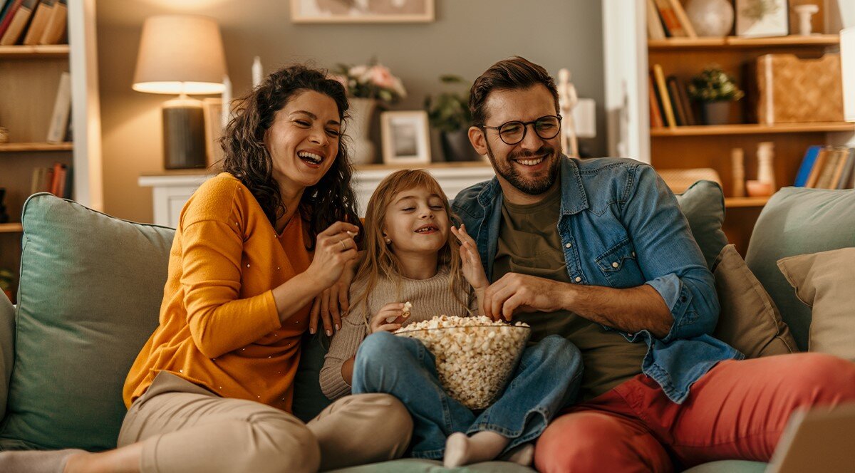 Soundbar SHARP HT-SBW320 Dolby Atmos DTS Virtual:X, subwoofer, głęboki bas, osoby siedzące na kanapie zajadające się popcornem