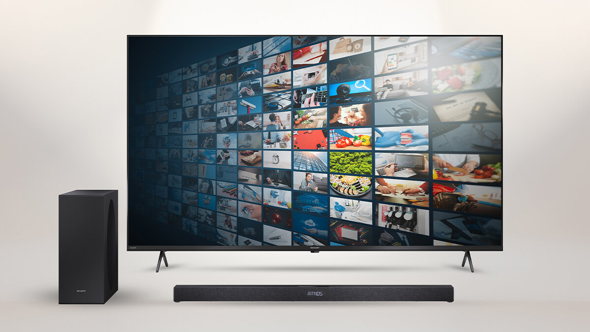Soundbar SHARP HT-SBW320 korektor, tryby GŁOS FILM SPORT GRA MUZYKA NOC, dopasowanie dźwięku, telewizor, soudbar oraz subwoofer od frontu na szarym tle