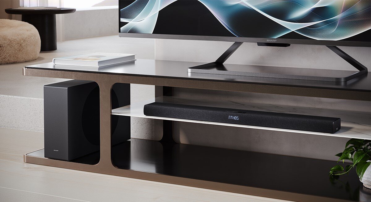 Soundbar SHARP HT-SBW320 smukły design, montaż na ścianie, wyświetlacz LED, soundbar stojący na szklanej półce pod telewizorem