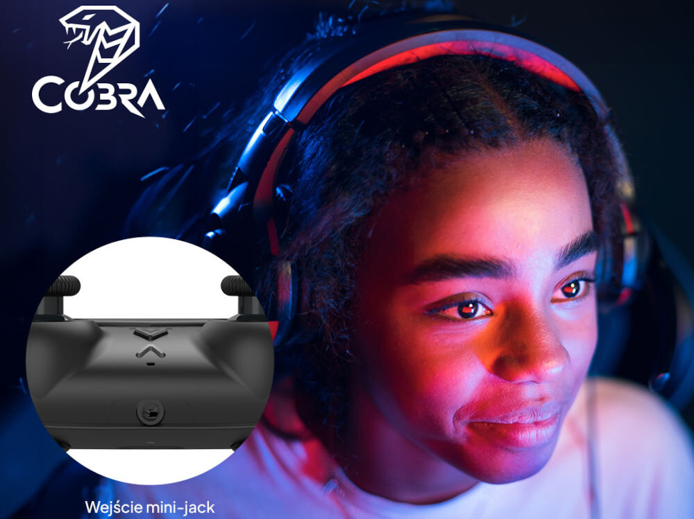 Kontroler COBRA QSP573CBK Camo czarny prezentacja wejścia mini-jack i dziewczyny siedzącej w słuchawkach światło led złącze 3,5 mm podłączenie słuchawek wygodne rozwiązanie