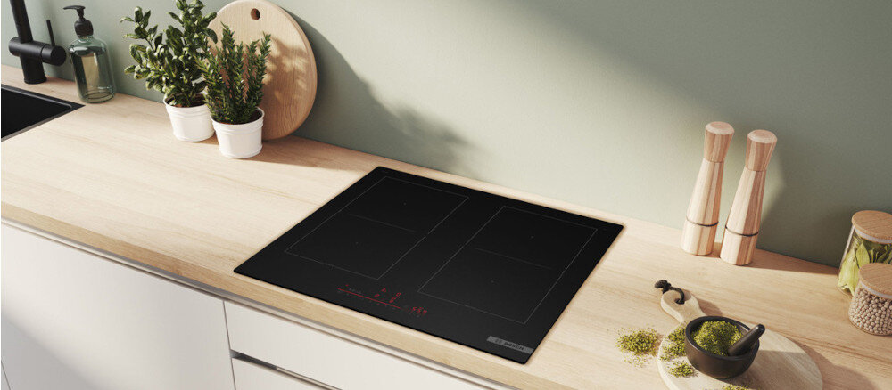 PŁYTA BOSCH PVQ61CHB1E lifestyle kuchnia blat drewno płyta wyłączona akcesoria dekoracje