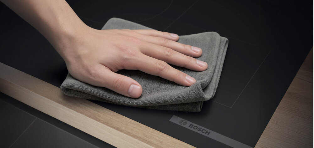 PŁYTA BOSCH PVQ61CHB1E lifestyle płyta powierzchnia dłoń szmatka czyszczenie