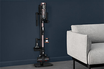 Odkurzacz X-Force Flex 16.60 AeroSpin Aqua TY9CD9 w stacji ładującej przy ścianie.