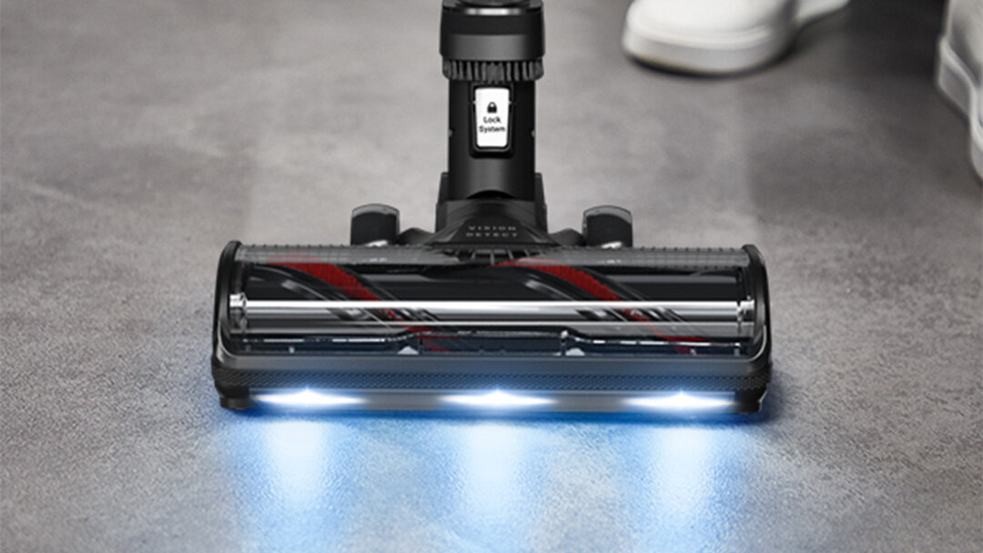 Zbliżenie na końcówkę odkurzacza X-Force Flex 16.60 AeroSpin Aqua TY9CD9 z oświetleniem powierzchni.