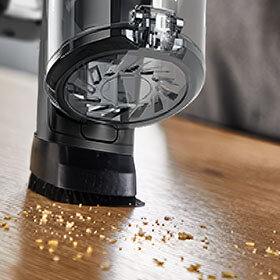 Odkurzacz X-Force Flex 16.60 AeroSpin Aqua TY9CD9 z sczotką czyści blat.