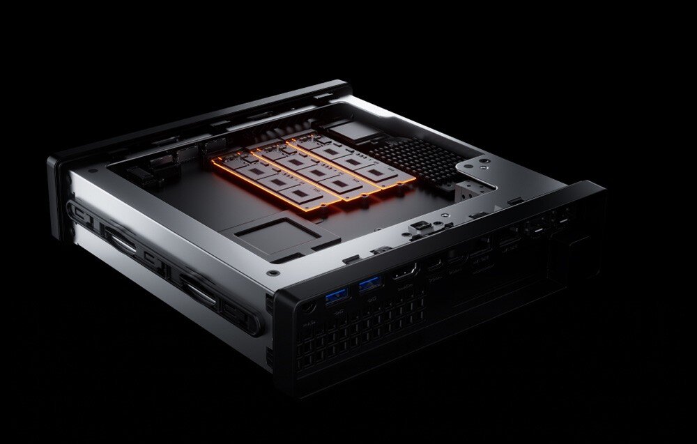 Komputer MINISFORUM MS-A2 Otwarta obudowa mini PC ukazująca trzy dyski SSD M.2 z pomarańczowym podświetleniem na czarnym tle.