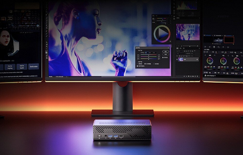 Komputer MINISFORUM MS-A2 Mini PC podłączony do zewnętrznej karty graficznej oraz dwóch monitorów z grami i edycją wideo.