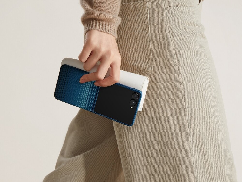 Etui PITAKA Ultra-Slim MagSafe
                zbliżenie na ramki etui założone na telefon na jasnym tle
                włókno aramidowe klasa lotnicza pięć razy mocniejsze od stali zabezpiecza telefon nie zwiększa gabarytów cienkie lekkie etui