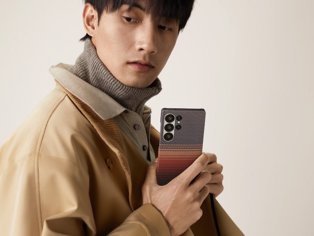 Etui PITAKA Ultra-Slim MagSafe
                zbliżenie na ramki etui założone na telefon na jasnym tle
                włókno aramidowe klasa lotnicza pięć razy mocniejsze od stali zabezpiecza telefon nie zwiększa gabarytów cienkie lekkie etui