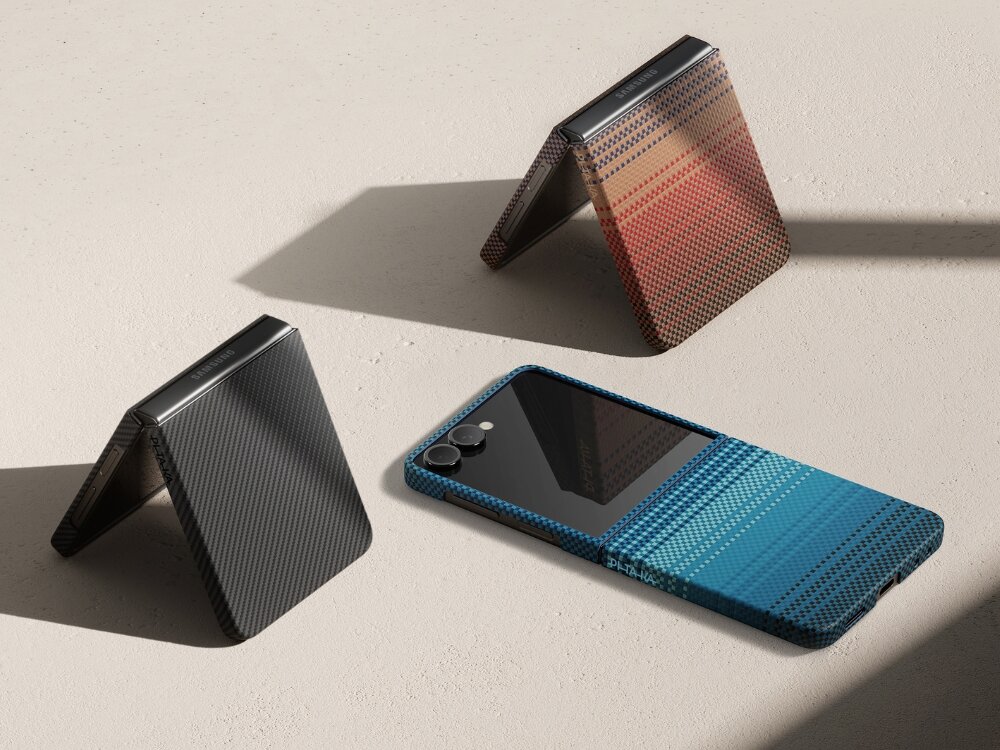 Etui PITAKA Ultra-Slim MagSafe
                telefon z etui trzymany w dłoni przy uchu na jasnym tle