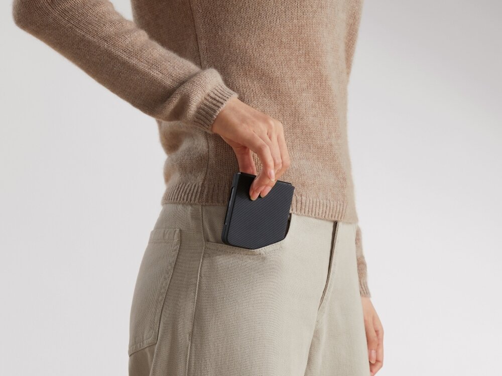 Etui PITAKA Ultra-Slim MagSafe
                zbliżenie na ramki etui założone na telefon na jasnym tle
                włókno aramidowe klasa lotnicza pięć razy mocniejsze od stali zabezpiecza telefon nie zwiększa gabarytów cienkie lekkie etui