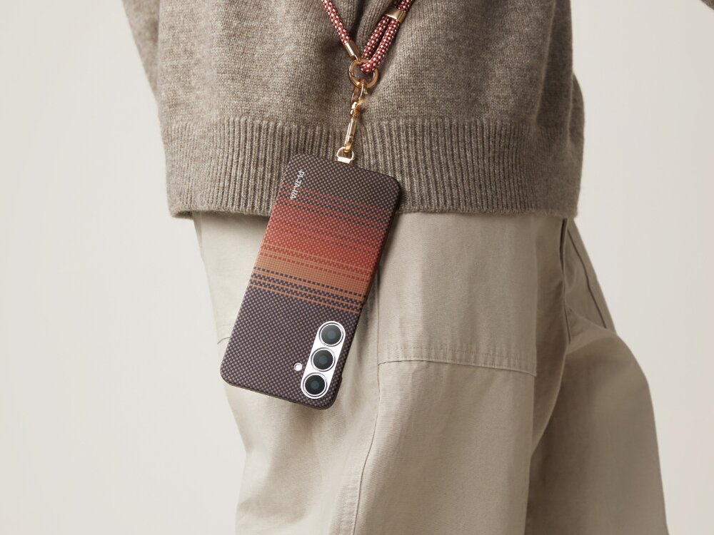 Etui PITAKA Ultra-Slim MagSafe
                zbliżenie na ramki etui założone na telefon na jasnym tle
                włókno aramidowe klasa lotnicza pięć razy mocniejsze od stali zabezpiecza telefon nie zwiększa gabarytów cienkie lekkie etui