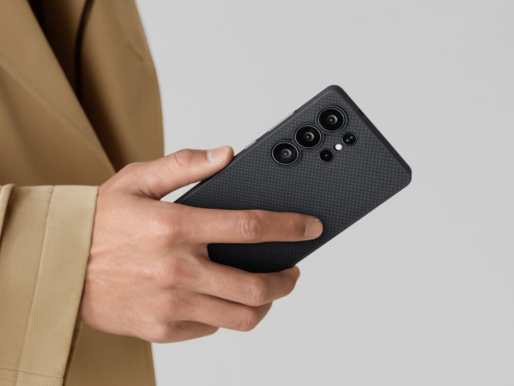 Etui PITAKA Ultra-Slim MagSafe
                zbliżenie na ramki etui założone na telefon na jasnym tle
                włókno aramidowe klasa lotnicza pięć razy mocniejsze od stali zabezpiecza telefon nie zwiększa gabarytów cienkie lekkie etui