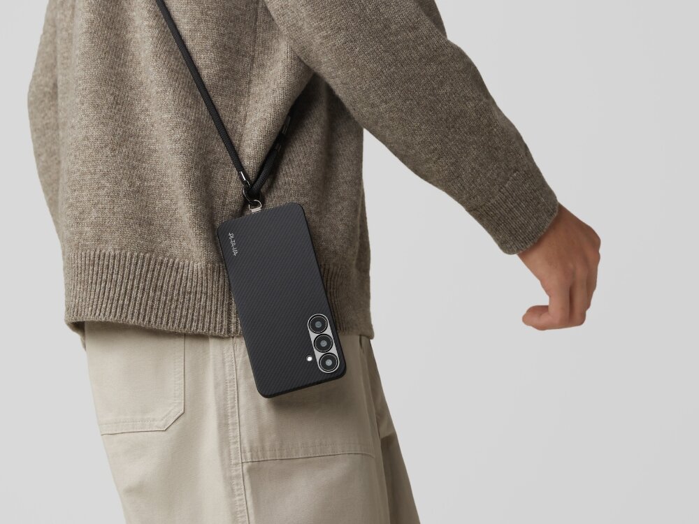 Etui PITAKA Ultra-Slim MagSafe
                zbliżenie na ramki etui założone na telefon na jasnym tle
                włókno aramidowe klasa lotnicza pięć razy mocniejsze od stali zabezpiecza telefon nie zwiększa gabarytów cienkie lekkie etui