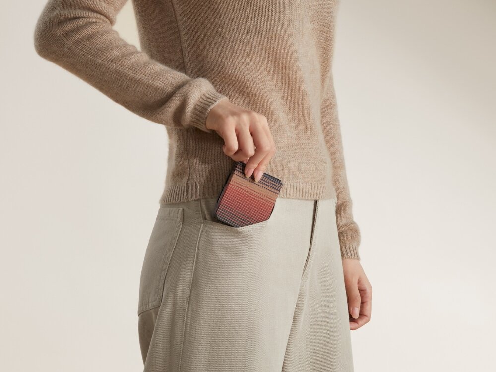 Etui PITAKA Ultra-Slim MagSafe
                zbliżenie na ramki etui założone na telefon na jasnym tle
                włókno aramidowe klasa lotnicza pięć razy mocniejsze od stali zabezpiecza telefon nie zwiększa gabarytów cienkie lekkie etui