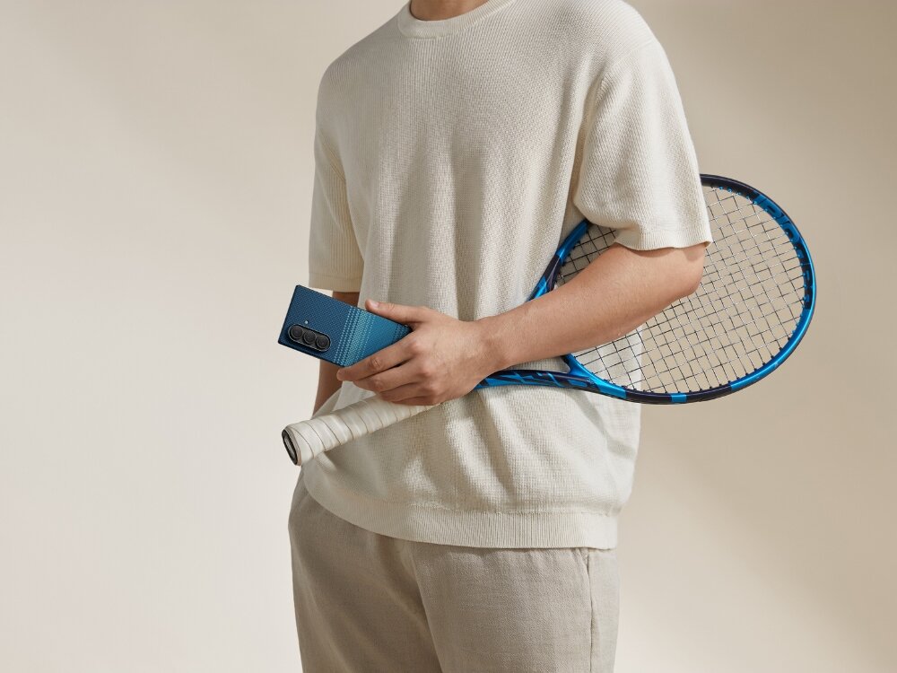 Etui PITAKA Ultra-Slim MagSafe
                etui w dłoni na jasnym tle