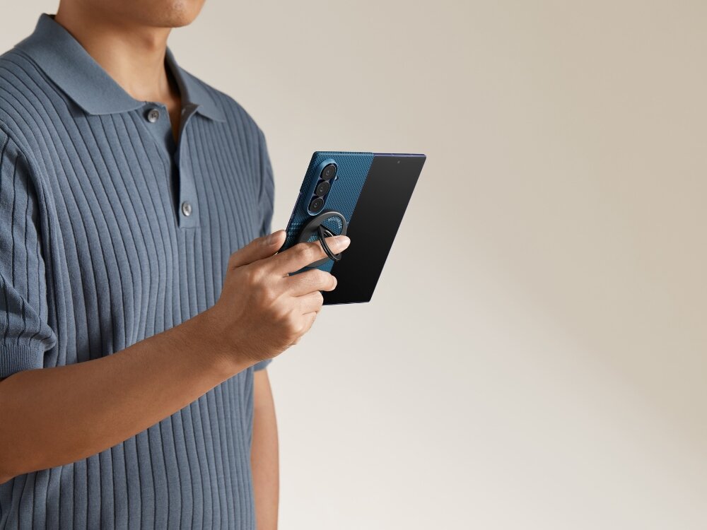 Etui PITAKA Ultra-Slim MagSafe
                detale etui w przybliżeniu na jasnym tle
                włókno aramidowe klasa lotnicza pięć razy mocniejsze od stali zabezpiecza telefon nie zwiększa gabarytów cienkie lekkie etui